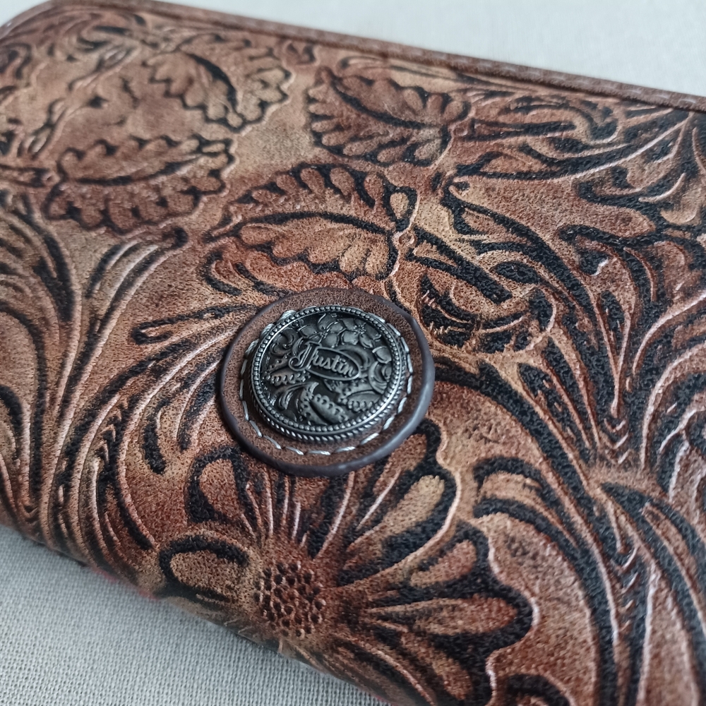 Justin Blanket/Floral Embossed Wrislet - Picture 2 of 10